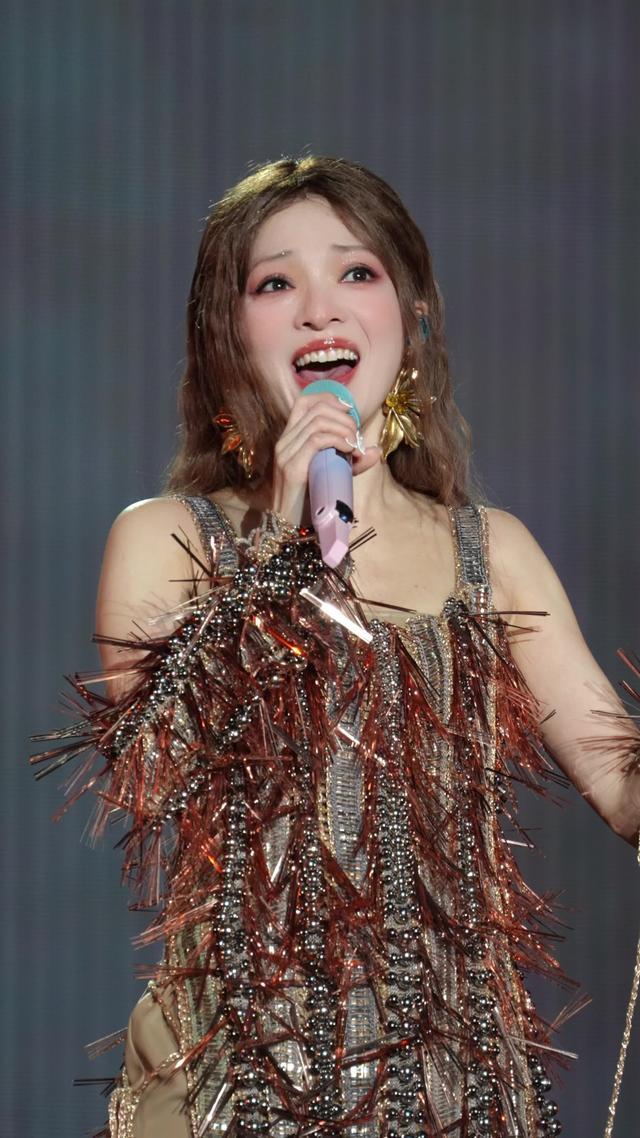 谁能惨过巅峰时期的张韶涵?红遍全国却被亲妈榨干身家,反被诬陷