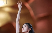 同是受害者：刘浩存与刘亦菲的遭遇，破了娱乐圈最卑劣的打压套路