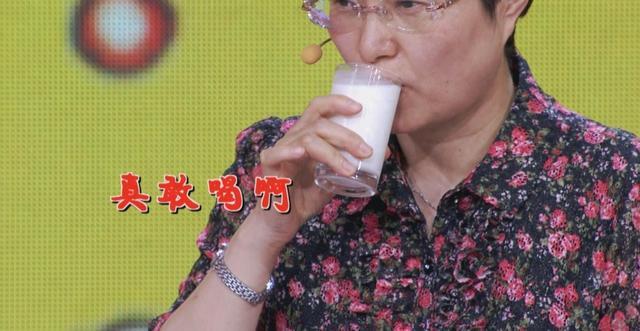 晚上喝牛奶等于服毒?马上停止这样喝奶,对心血管和胃都不好