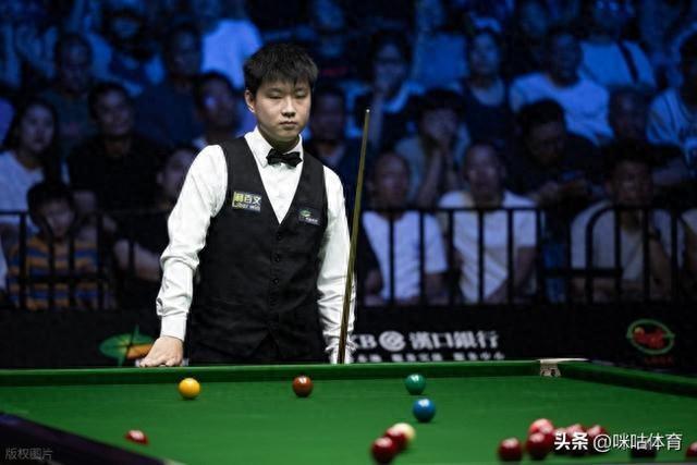 赵心童5-1横扫罗伯逊，登顶世界第一，武汉公开赛晋级四强！