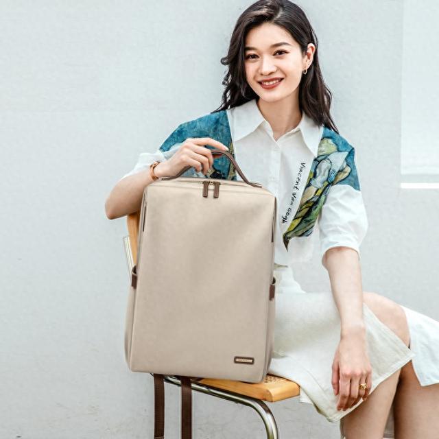 适配职场通勤的低调商务双肩包,满足女性办公出行需求