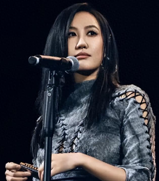 知名女星惨遭咸猪手!当众掐腰搂抱、贴耳袭胸,王菲也被拉下水
