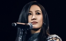 知名女星惨遭咸猪手！当众掐腰搂抱、贴耳袭胸，王菲也被拉下水