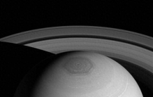 不可思议！天文学家在土星南极发现巨大十边形图案
