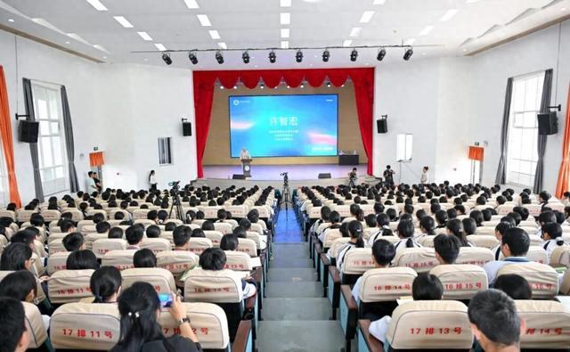 昨天,弥勒一中学子追到了“科学之星”!