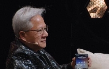 特朗普当众致电黄仁勋，调侃“能造世界最复杂芯片的人不会免提”