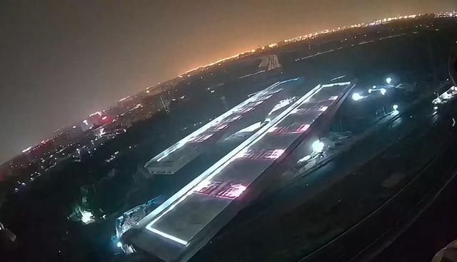 世界最大规模！刷新三项世界纪录 8.6万吨巨无霸跨越公铁双线