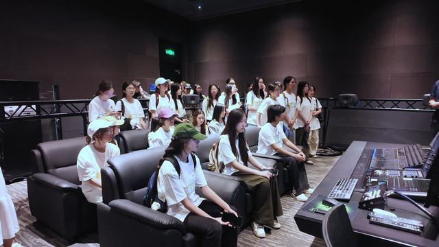北京工商大学师生走进高新视听产业园,感受国产视听技术创新脉搏