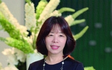 她身价580亿，却每天骑自行车上班：这个中国女首富，藏得太深了