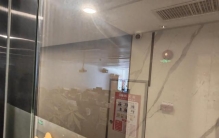 红星新闻卧底曝光助贷公司黑幕后 公安、市监等多部门赶赴现场处置，实地探访：涉事公司大门落锁，招牌已拆