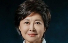 央媒主持悼念仅5天，央视对敬一丹称呼改变，2字之差释放强烈信号