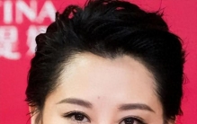 从“不老女神”到争议不断，57岁许晴为何又被推上风口浪尖