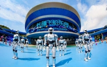 300台机器人“入职”全球最大室内乐园 具身智能开始算“经济账”了