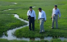 牧民痛心：小时候能行船，现在马都蹚不过去！世界最窄的河怎么了