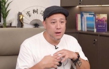 香港知名男星自认风流，被前女友爆料精力旺盛，怒斥对方低俗