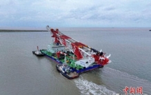 全球最大打桩船出海：156米桩架，去巴西打桩