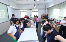 一扎一染塑IP，国际友人在宝安解锁非遗植物染之美