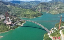 世界最大跨度铁路专用拱桥主拱肋合龙