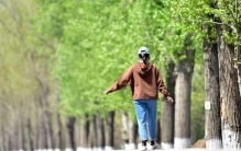 为什么一到秋天“出门欲”就来了？研究：多接触自然，血压、睡眠都变好