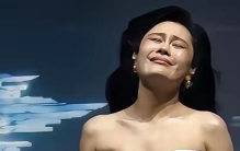 《阿楚姑娘》！袁娅维舞台上的告别，撕开了娱乐圈最稀缺的情义…