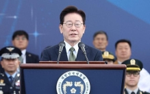 韩国总统阅兵放话：2030年下水核潜艇，8吨钻地导弹装进去挺恐怖