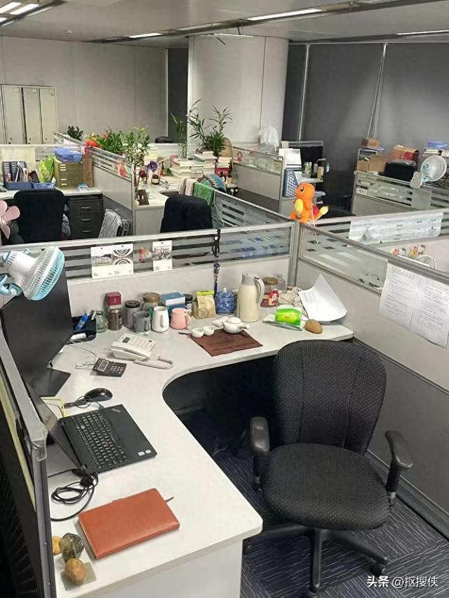 被打工人的“0元工位”布置惊到了!不花钱,哄自己开心上班