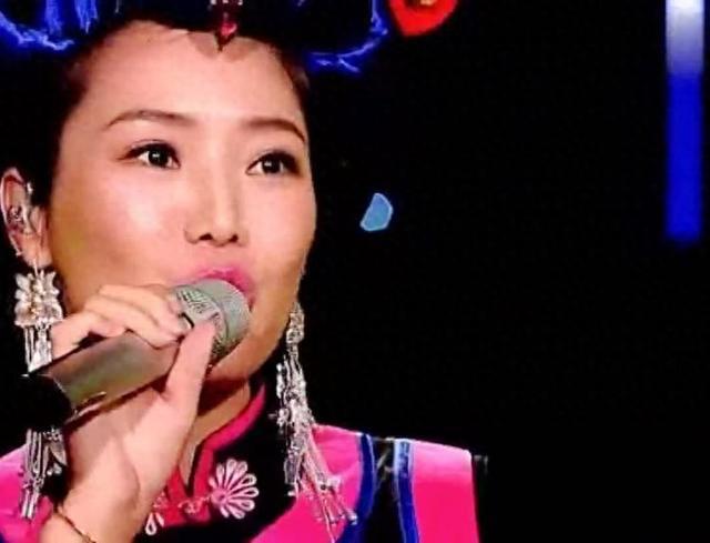 与刀郎关系水落石出后,四川音协曝云朵现状,她的野心远不止这些