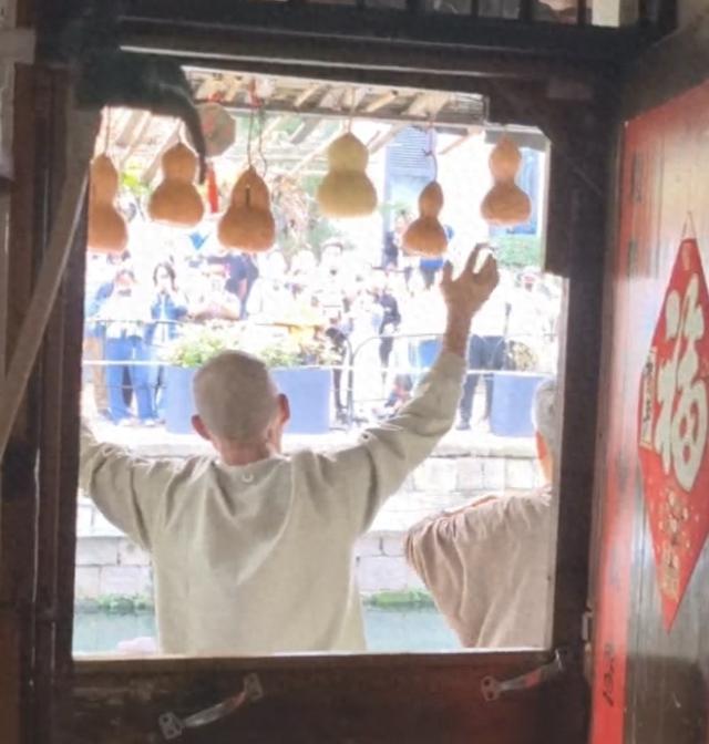 “有人等一个多小时,只为了看我一眼”