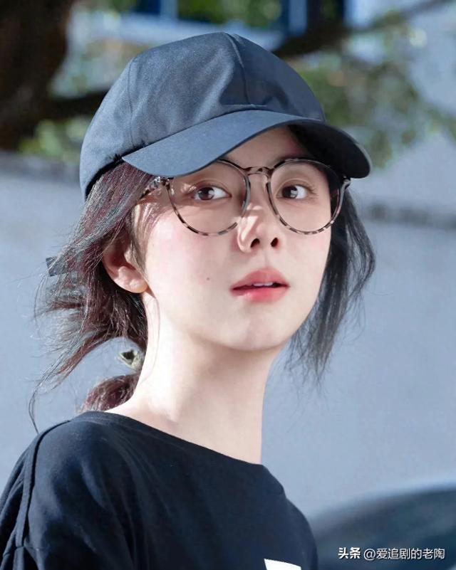 娱乐圈遍地瓜子脸,凭什么谭松韵的圆脸杀出了一条血路?