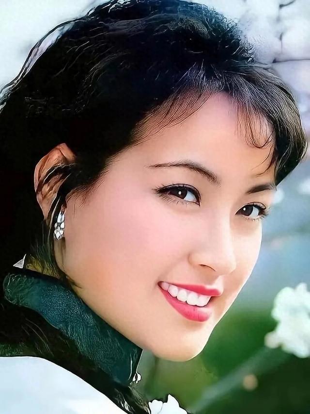 深夜在北京离世?同时交往8个男友?75岁的刘晓庆私生活谣言离谱