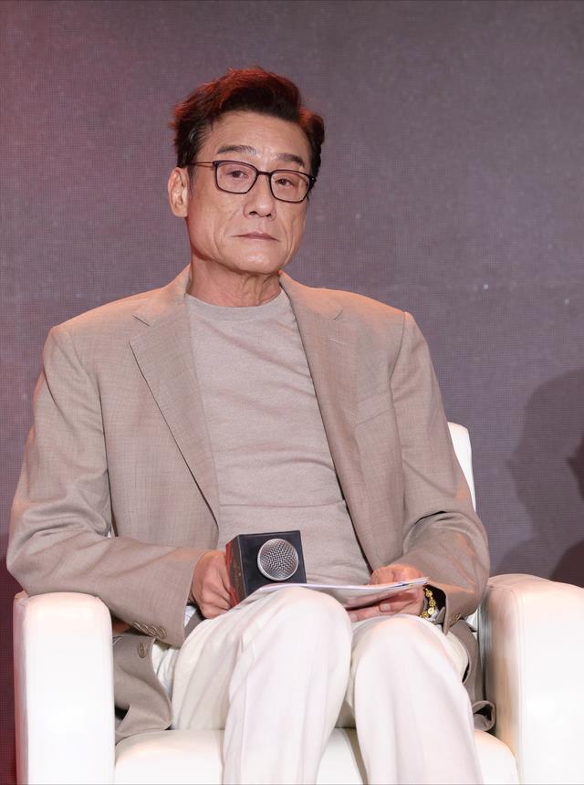 2026 年突然爆全网的梁家辉旧采访,一句话戳破娱乐圈最扎心的真相