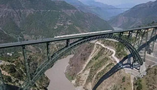 世界最高铁路拱桥通车!印度啃了23年硬骨头,烧掉367亿建起