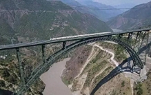 世界最高铁路拱桥通车！印度啃了23年硬骨头，烧掉367亿建起