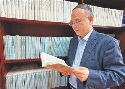 伏案沉心译经典（一辈子一件事）