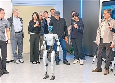 不少高科技企业把实验室变成体验馆、把生产线打造成观光线——中国工厂,海外游客新目的地