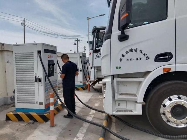 从“油”到“电”,一趟省600多元,重卡司机算了一笔账