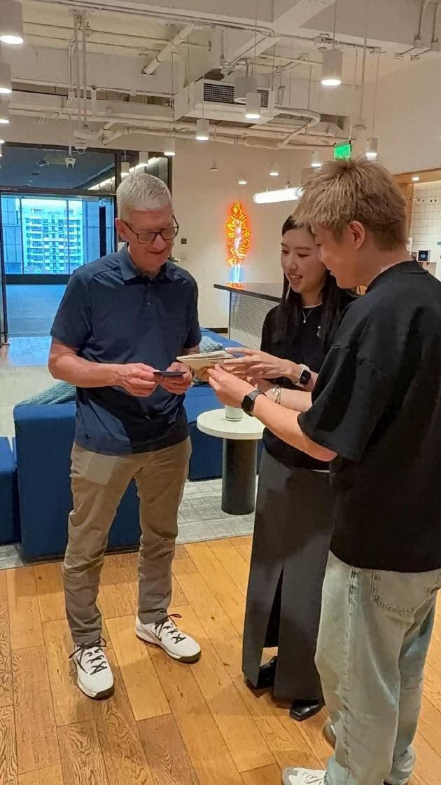 当床垫公司拥有一台 Mac mini “企业大脑”：库克上海探访蓝盒子，传统家居行业的数字化样本