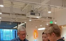 当床垫公司拥有一台 Mac mini “企业大脑”：库克上海探访蓝盒子，传统家居行业的数字化样本