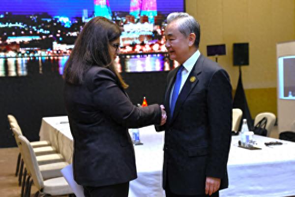 王毅会见法尔辛：巴勒斯坦问题是二战以来世界最大的历史不公，世界不能忘记加沙挣扎在死亡线上的200万巴勒斯坦民众
