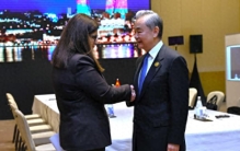 王毅会见法尔辛：巴勒斯坦问题是二战以来世界最大的历史不公，世界不能忘记加沙挣扎在死亡线上的200万巴勒斯坦民众