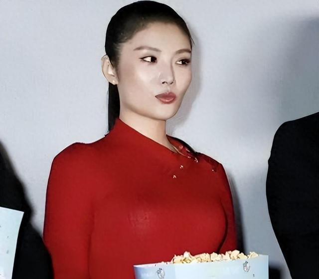 从“乳神”到当红女星，王晶花3年没捧红她，竟然被沈腾意外捧火