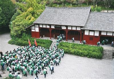 “百里红飘带”串起老区振兴路(红绿交响)