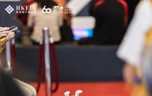 一只AI小狗，竟在香港科技展成了“人气王”！CES路演掌声不断，国际代表团争相合影