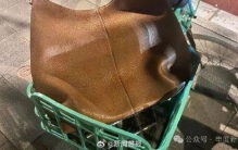 手提包被遗忘上海街头，直至深夜无人动，白领感叹在上海收获满满安全感！