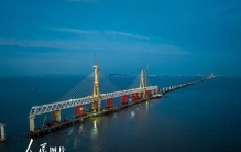 浙江宁波：世界最长跨海铁路桥南航道桥合龙