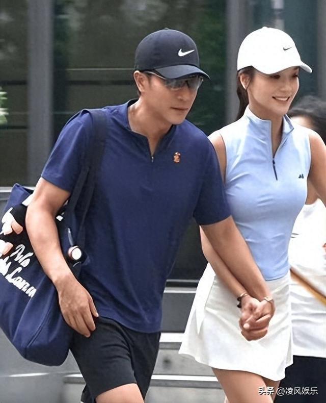 刘恺威开180万豪车带女友同居,女方是32岁演员,圆脸漂亮身材好