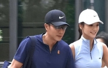 刘恺威开180万豪车带女友同居，女方是32岁演员，圆脸漂亮身材好