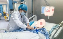 31岁男子连吃一大把鸡翅躺进ICU：以为是急性胃肠炎，突然睁不开眼、抬不起头，只能靠呼吸机维持体征；警惕：出现这些信号别在家等