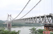 世界在建最大跨径路轨两用悬索桥实现主桥合龙